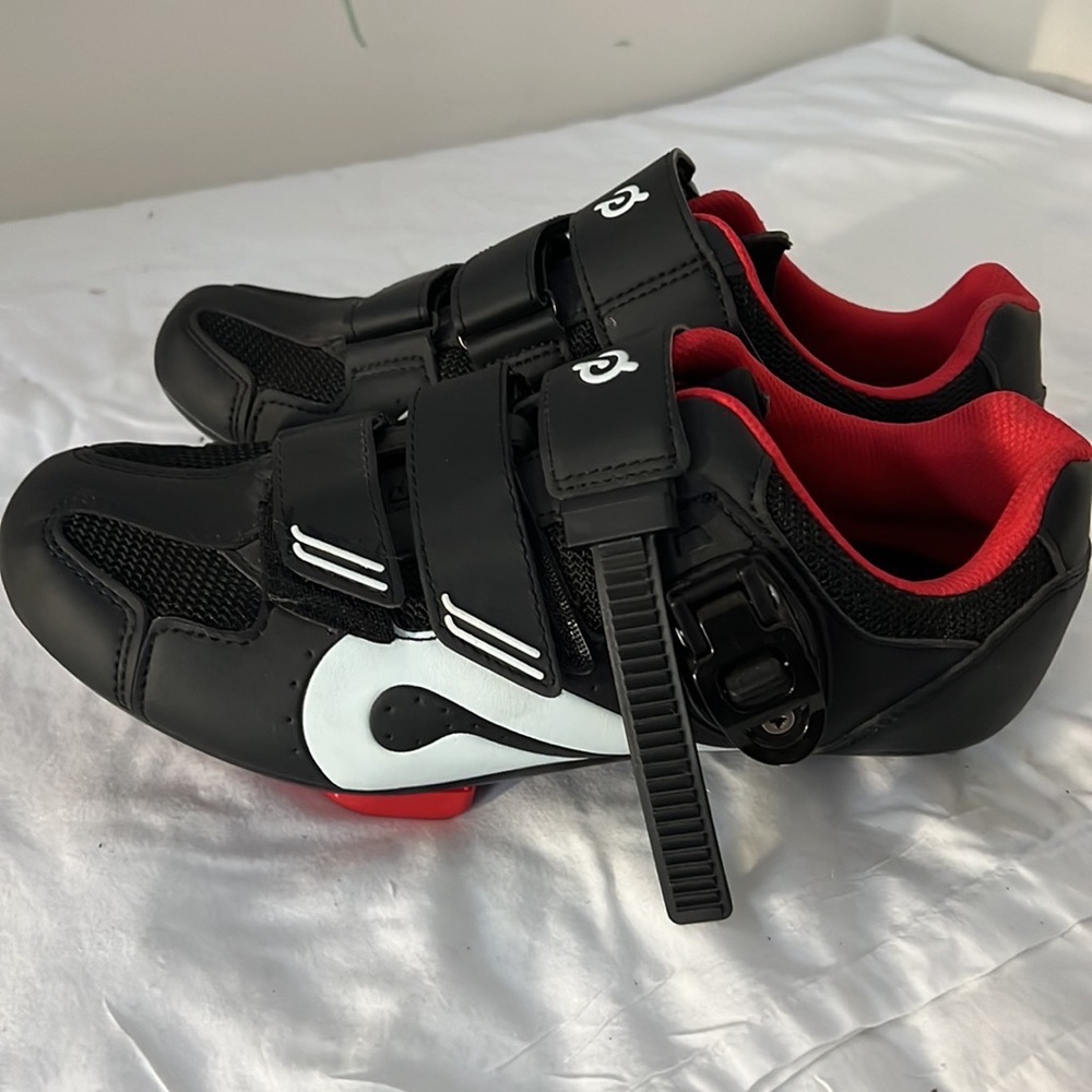 Peloton Cycling Shoes With Cleats size 7.5 mens. 9 women.
